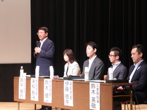 四日市市の父親の育児参画事業の取組を紹介する田中市長