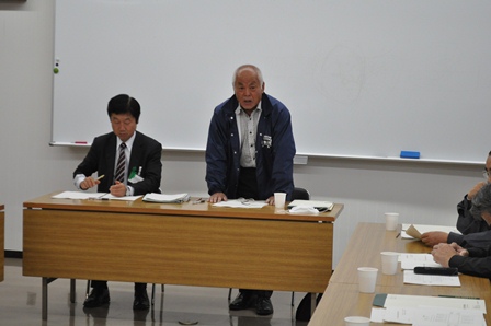 あいさつする団長