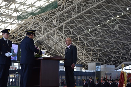 出初式で感謝状を授与する市長