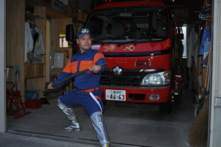 剣舞の型を披露する川喜田さん