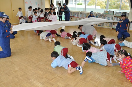 シーツを煙に見立てた避難訓練