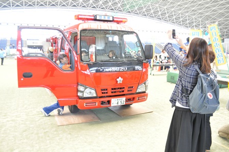 消防車に乗車するこども