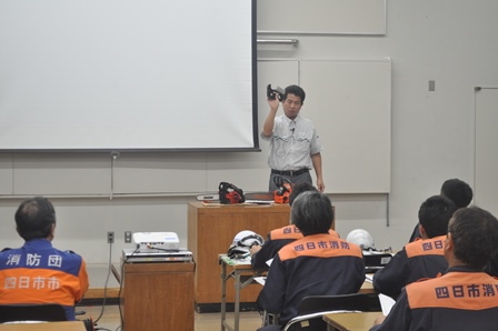 講師によるチェーンソーの説明