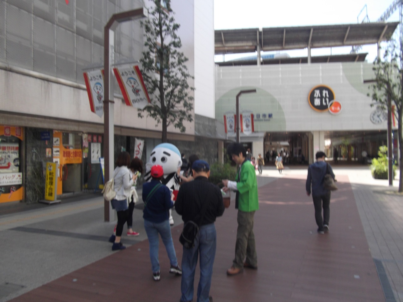 新茶一煎パックを配布様子