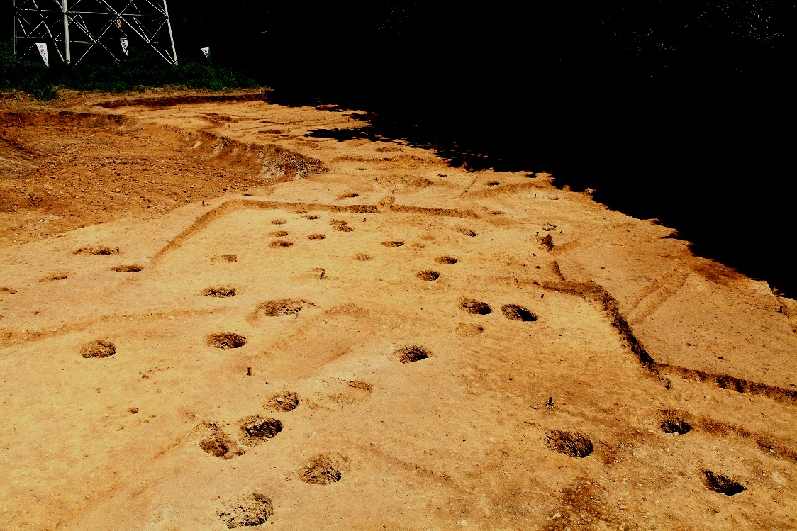 重複する竪穴住居群(南から)