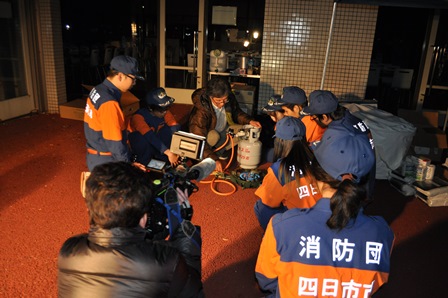 炊き出し用のコンロに火をつける