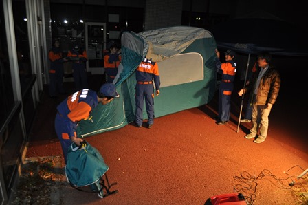 災害用簡易テントを組み立てる