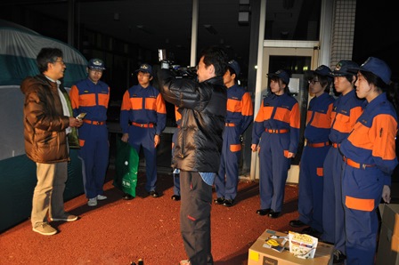 学生を指導する鬼頭教授