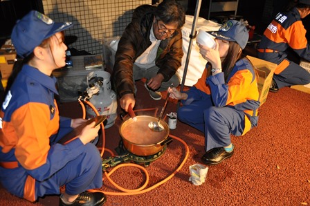 炊き出し訓練で鍋を作る