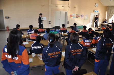 防災ワークショップのひとつを紹介する講師