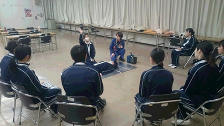 指導にあたるサルビア分団員3