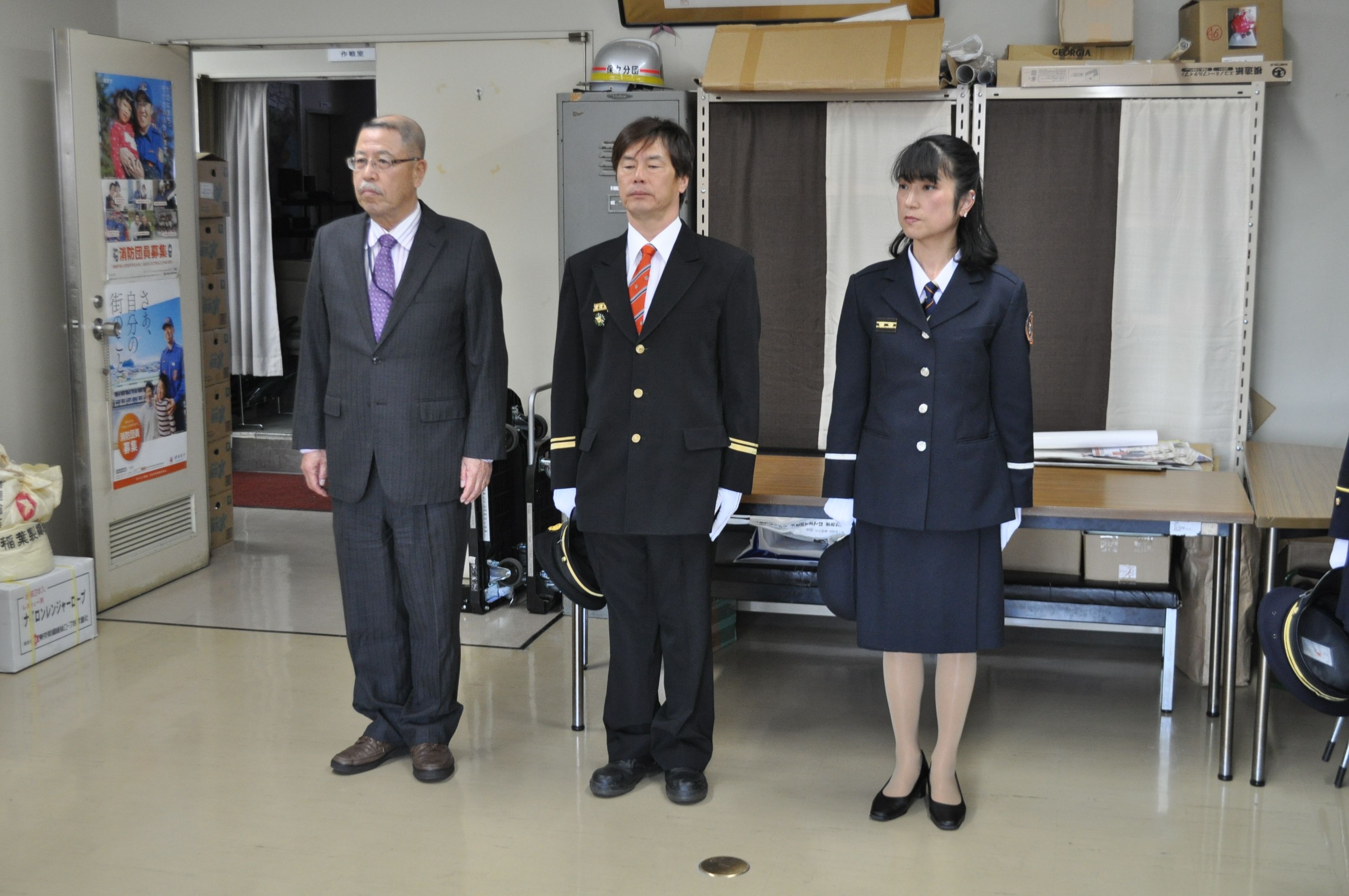 辞令交付を受ける3名