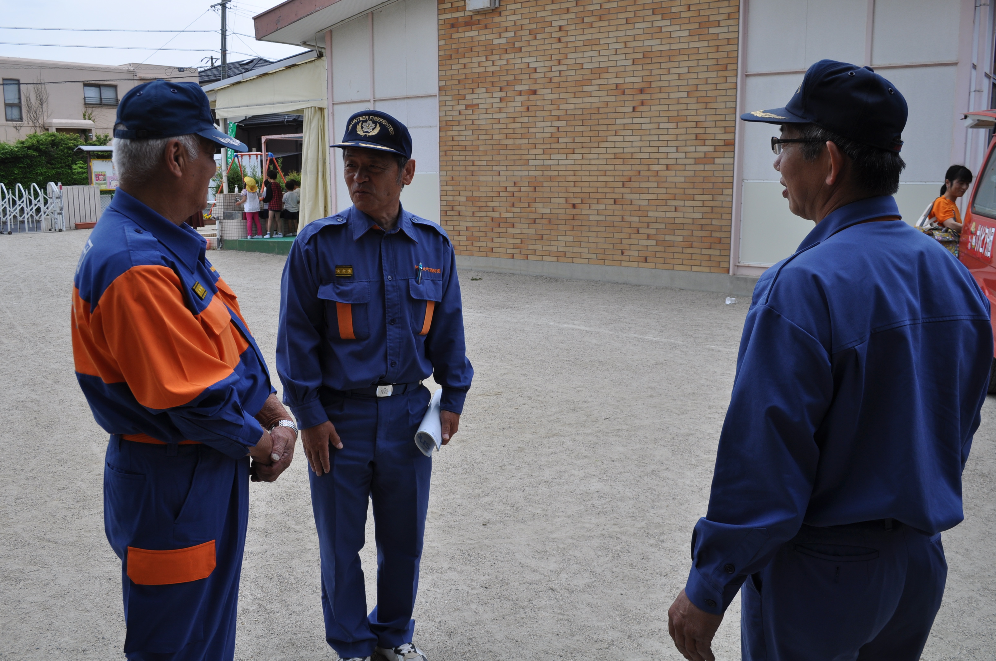 高花平幼稚園であいさつを交わす両団長