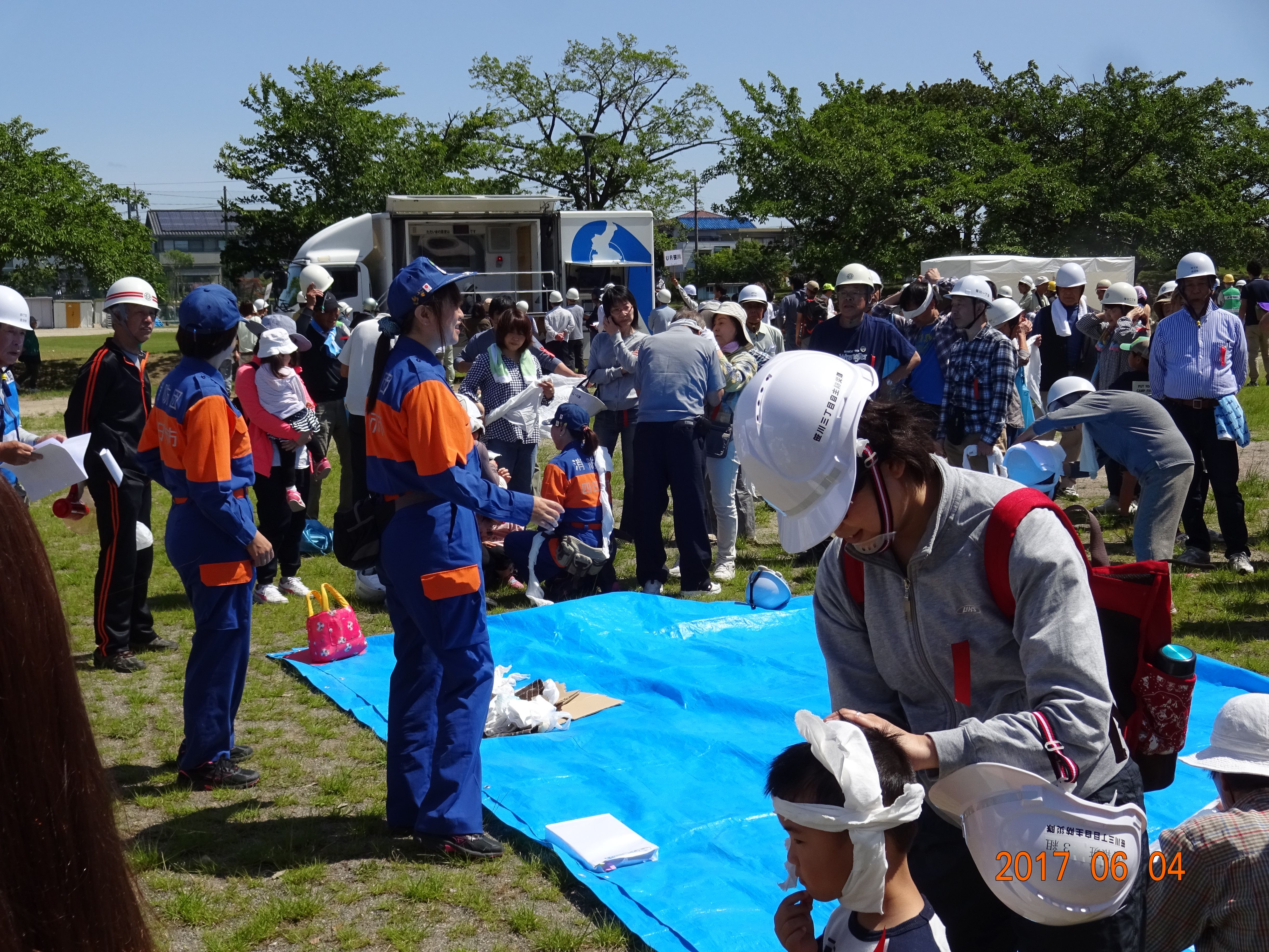 固定法、止血法の指導にあたるサルビア分団員