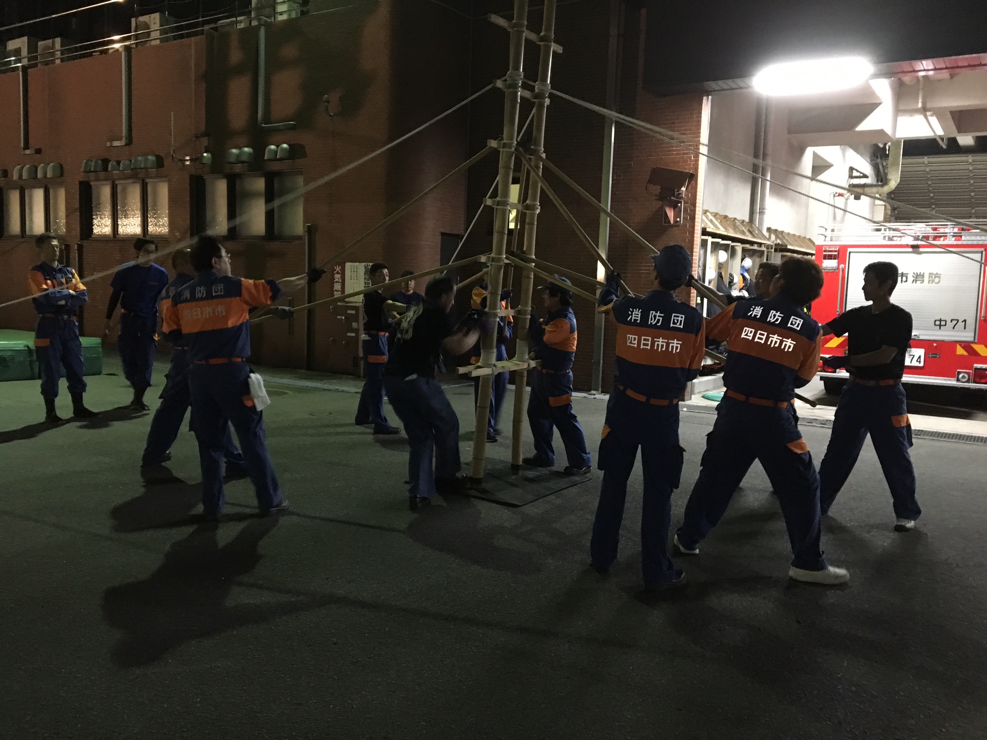 はしご登り訓練の様子