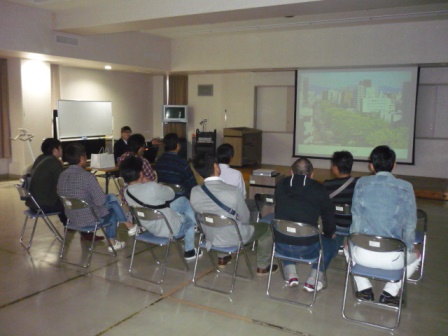 伊東さんが防災教育センターで視察対応