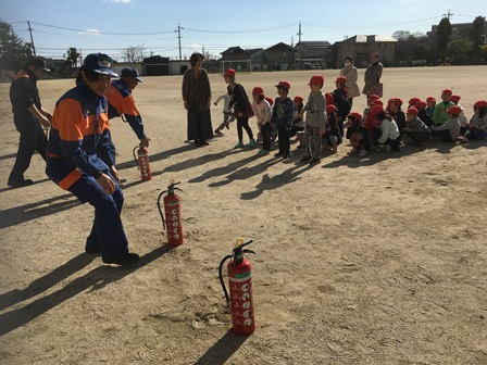 初期消火の指導を行う桜分団