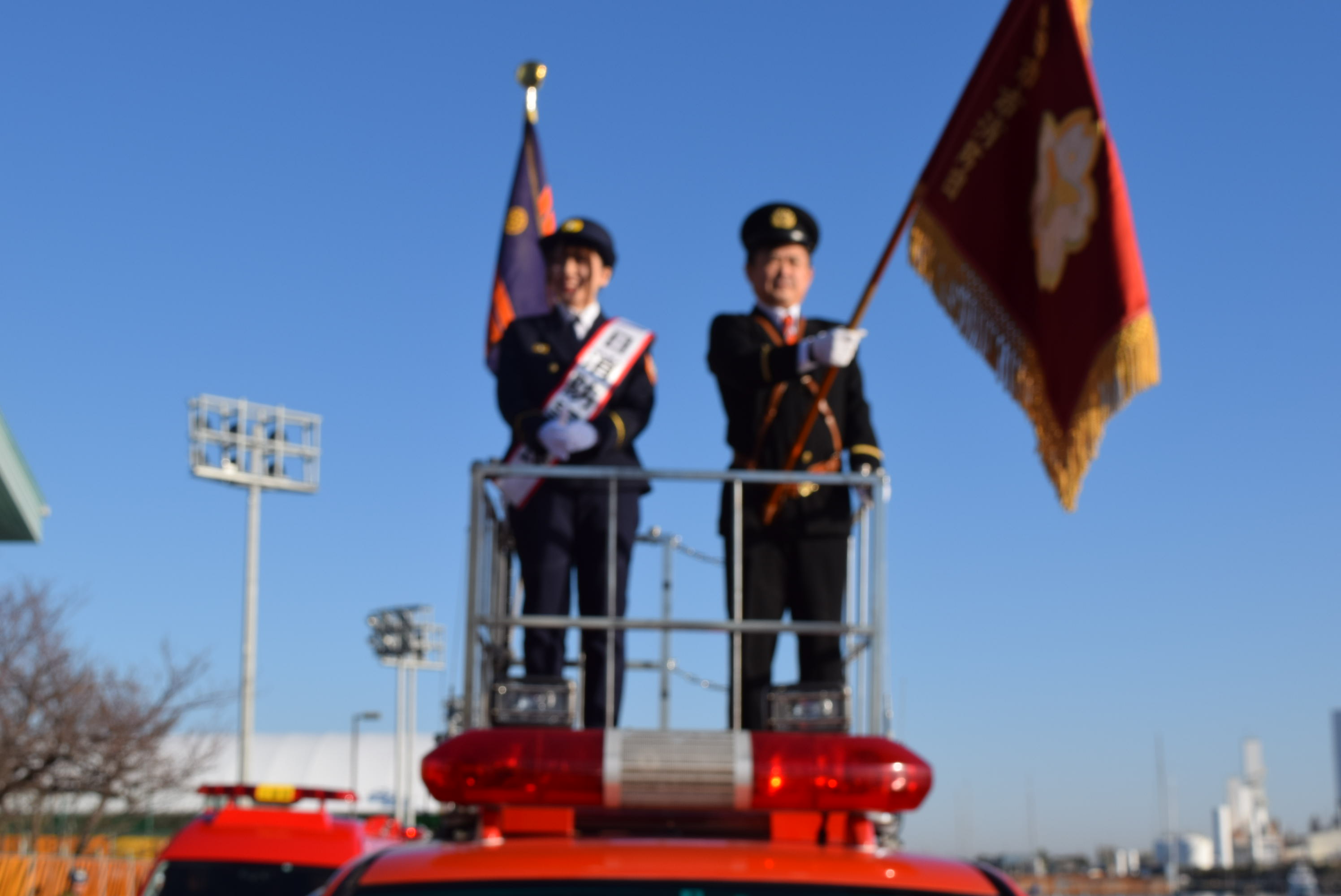 指揮車上で旗手を務める塩浜分団員