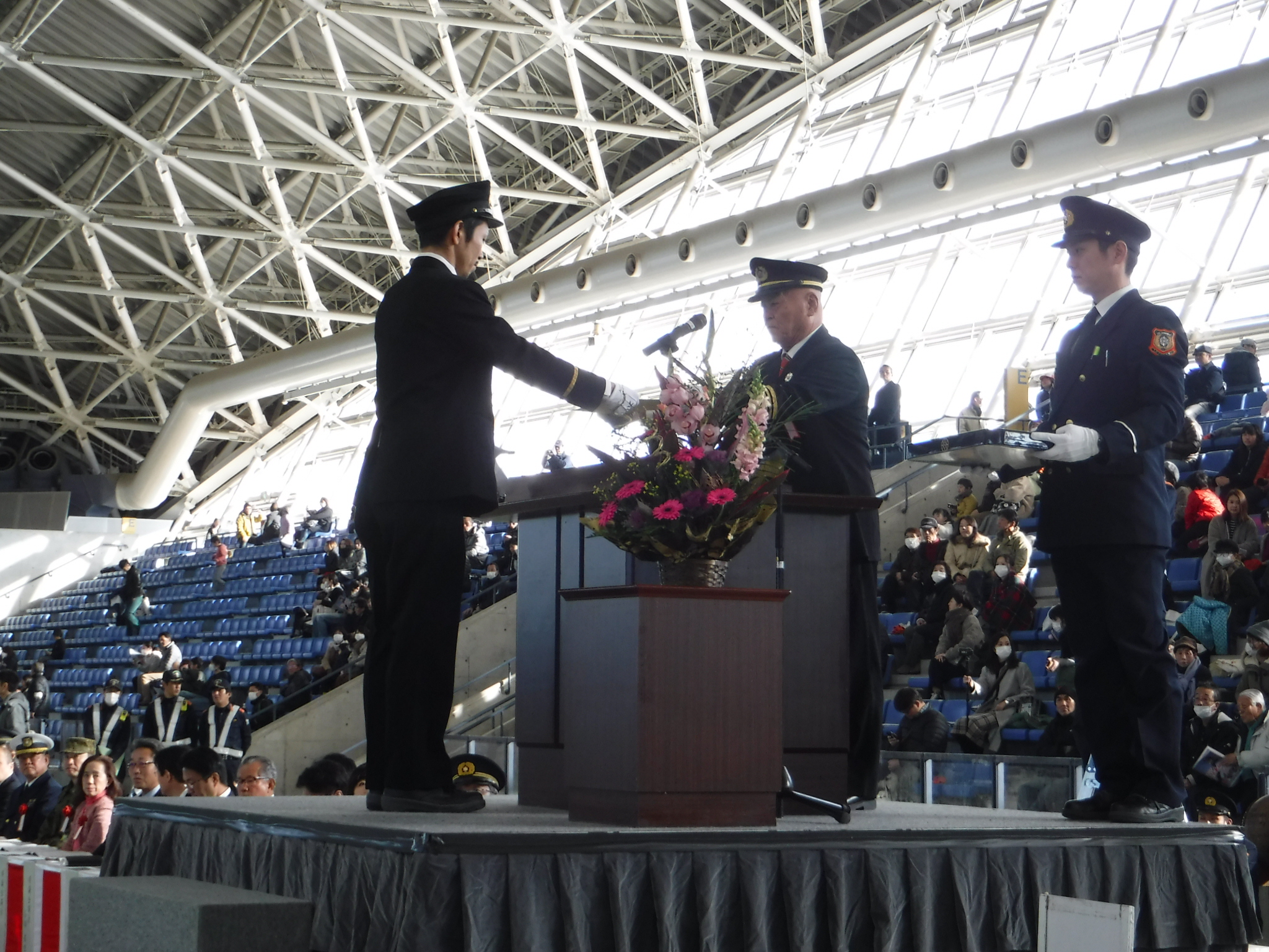 表彰状を授与する伊藤団長