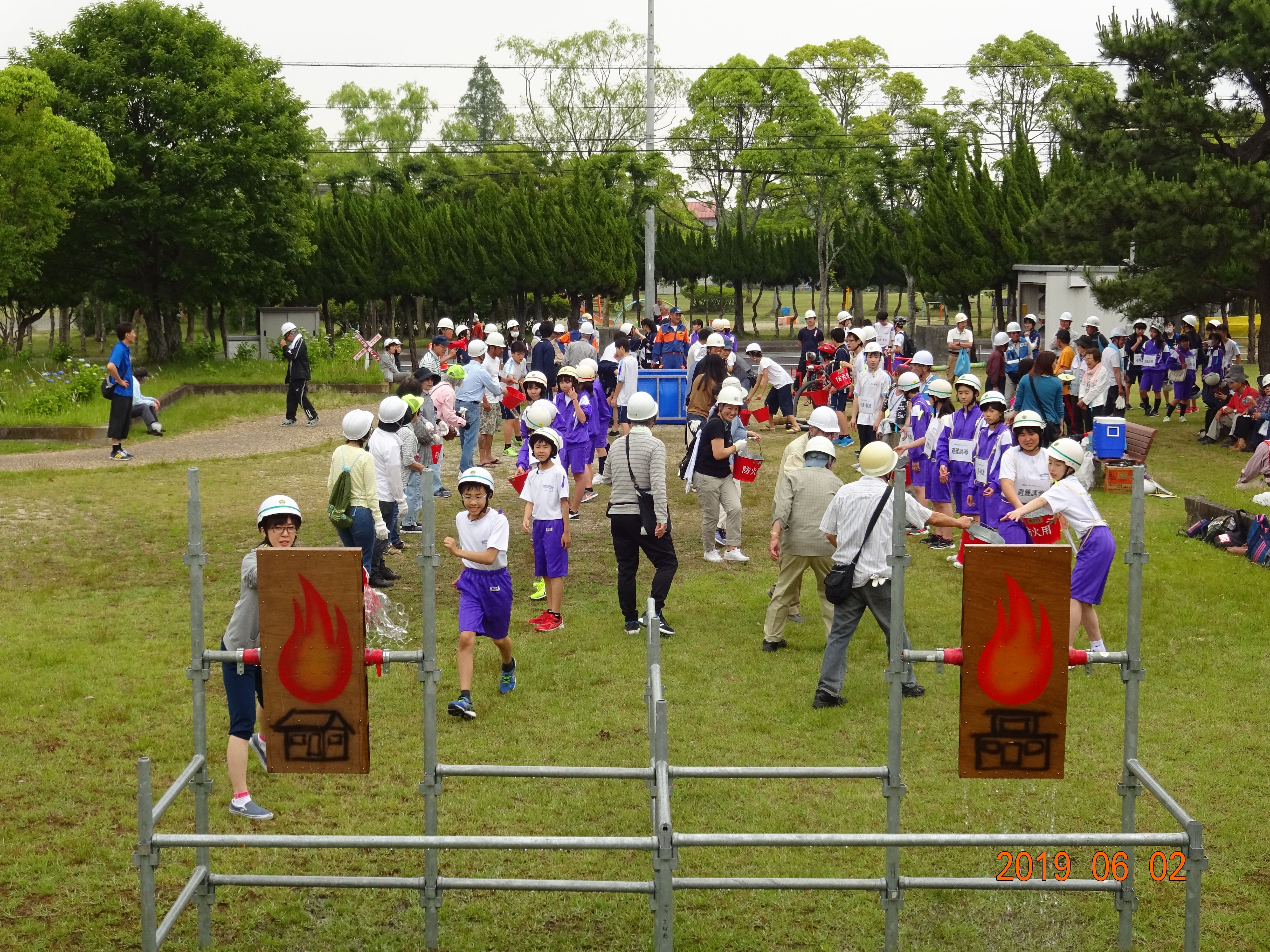 笹川地区防災訓練でのバケツリレーの様子