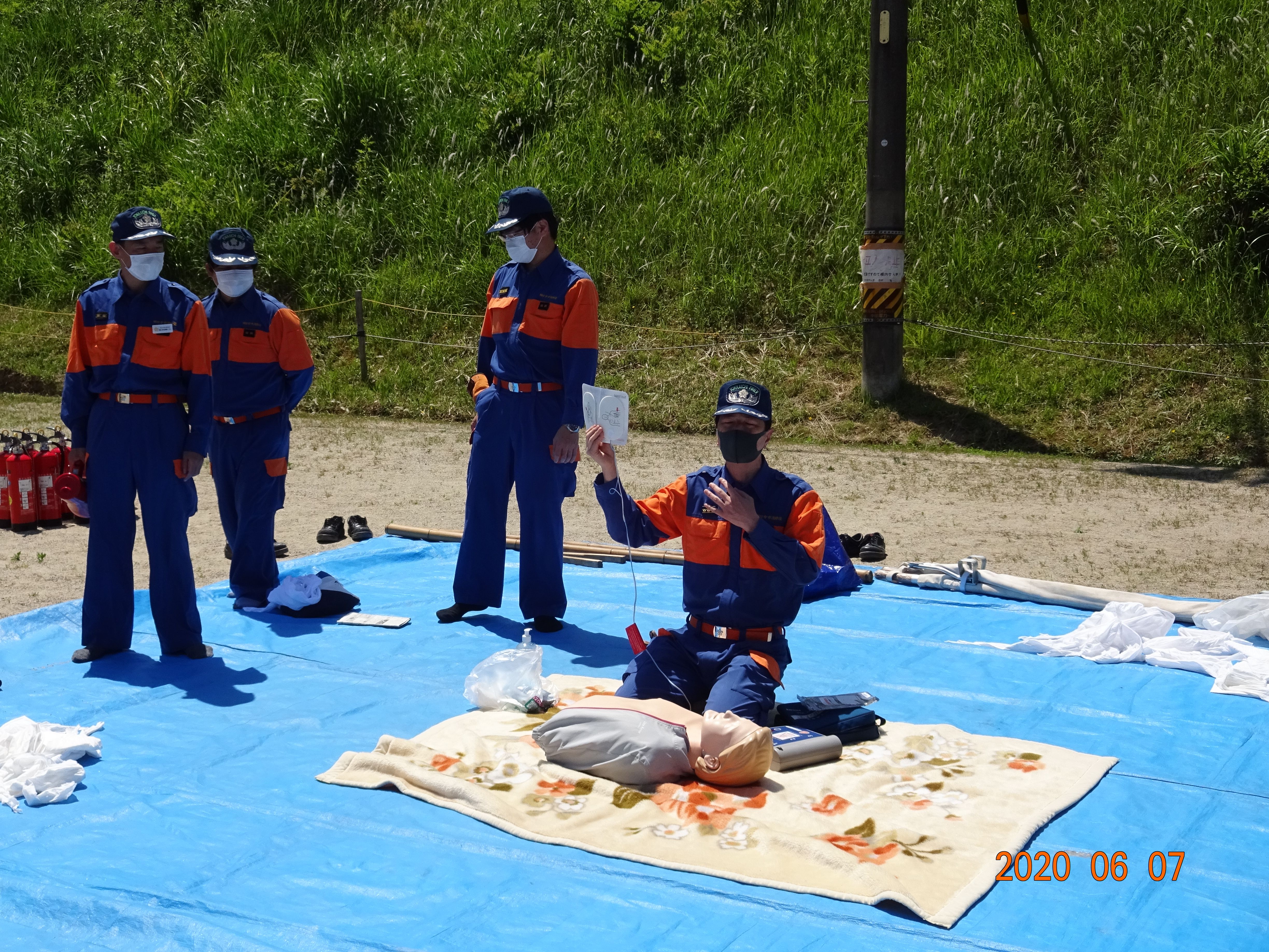 AEDについて説明する分団員