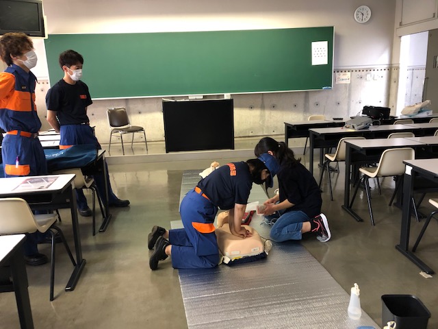 AEDの使用について指導する様子