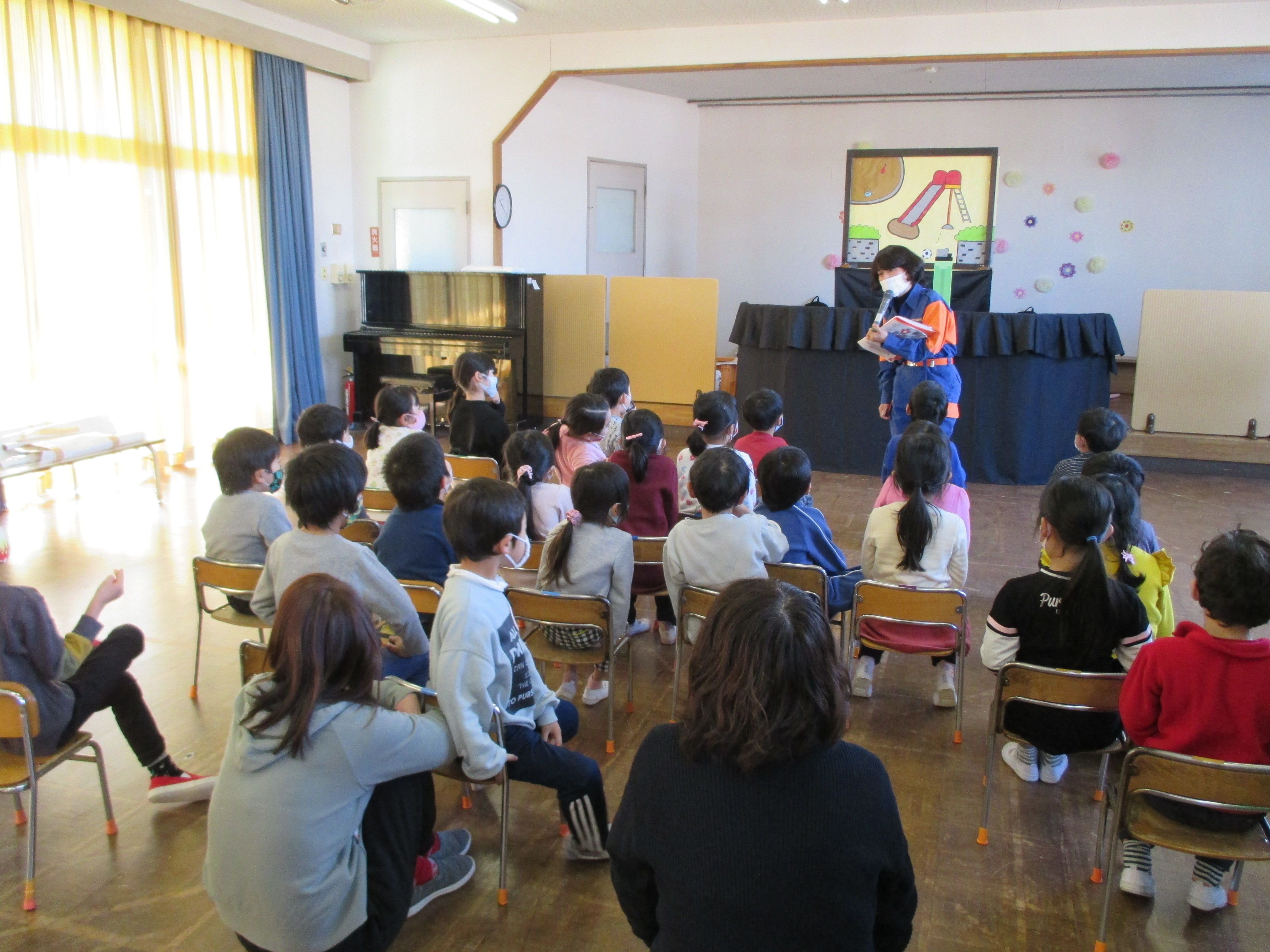 紙芝居を観る園児