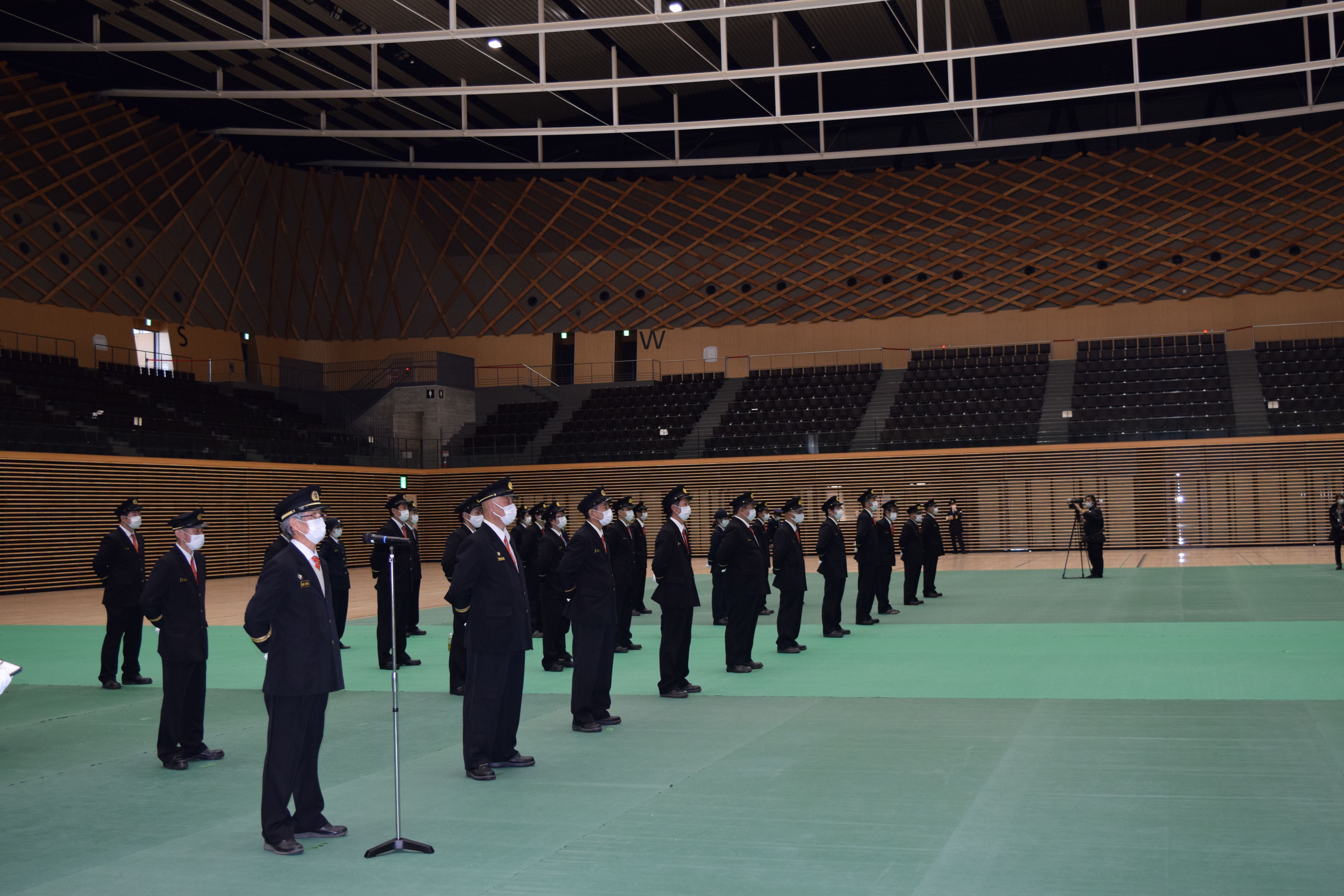 3表彰式に整列する団員