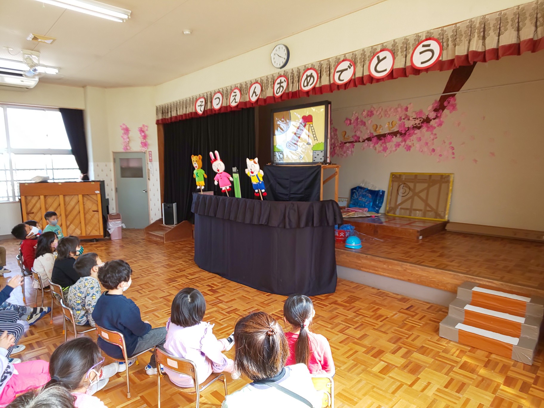 1紙芝居をみる園児たち