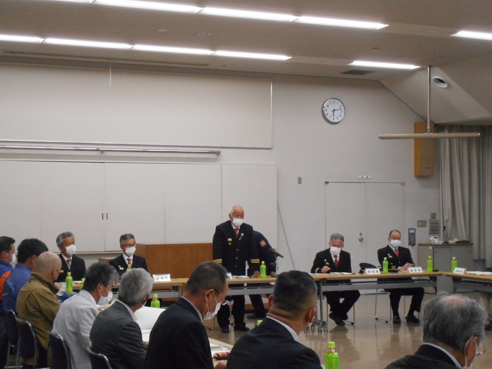 立ち上がり挨拶を行う伊藤団長