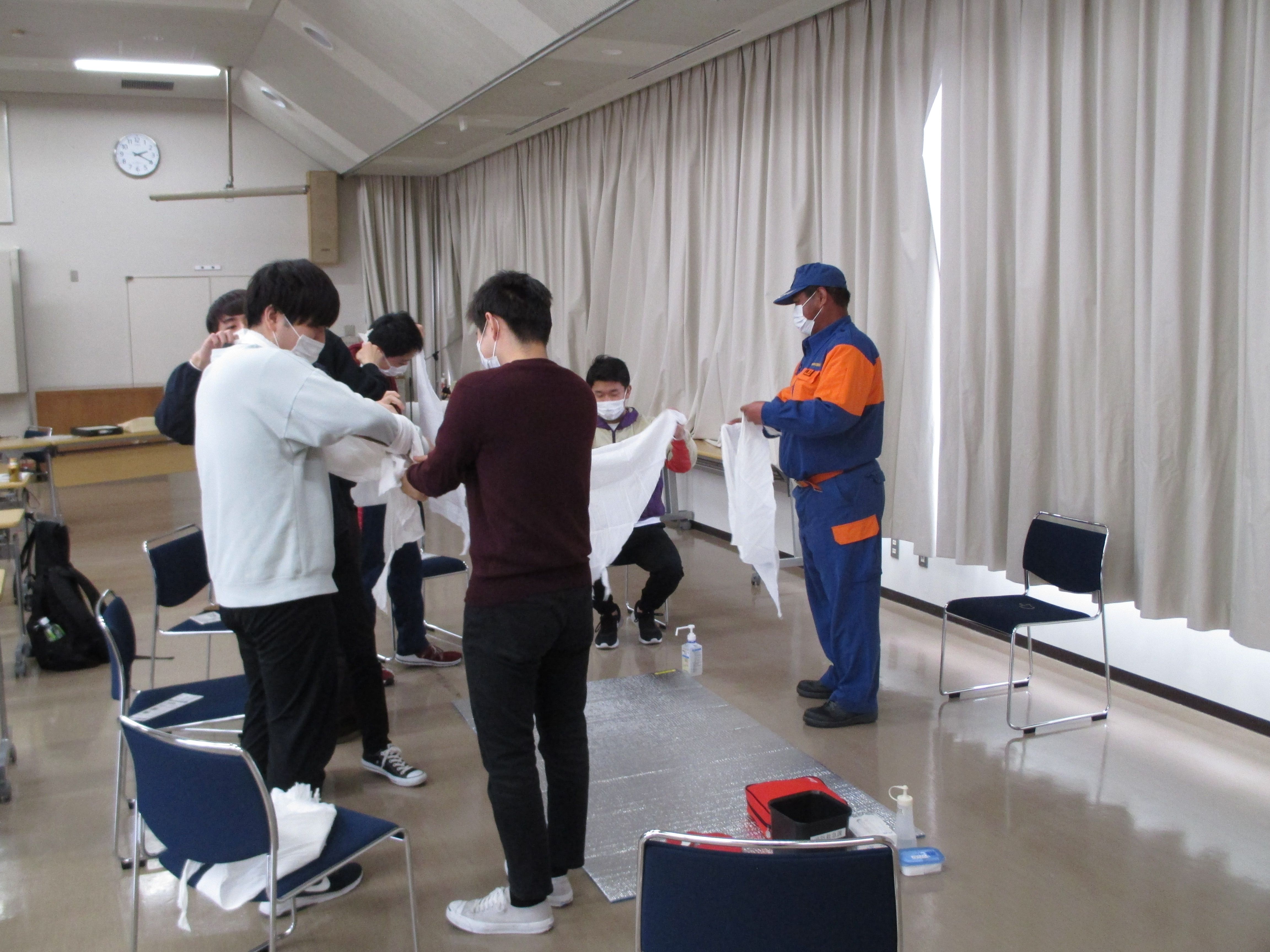 応急手当を指導する分団員