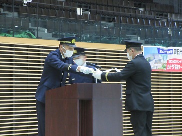 賞を手渡す市長