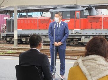 DD51の前で挨拶をする市長