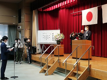 辞令交付式に出席する市長と新規採用職員