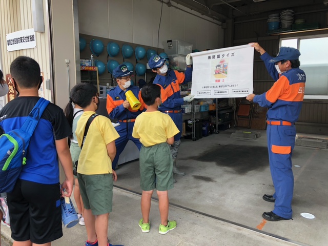 ポスターで説明する消防団員