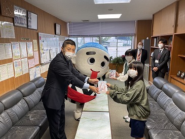 シティプロモーションコミックを浜田小学校に寄贈した際の記念写真。