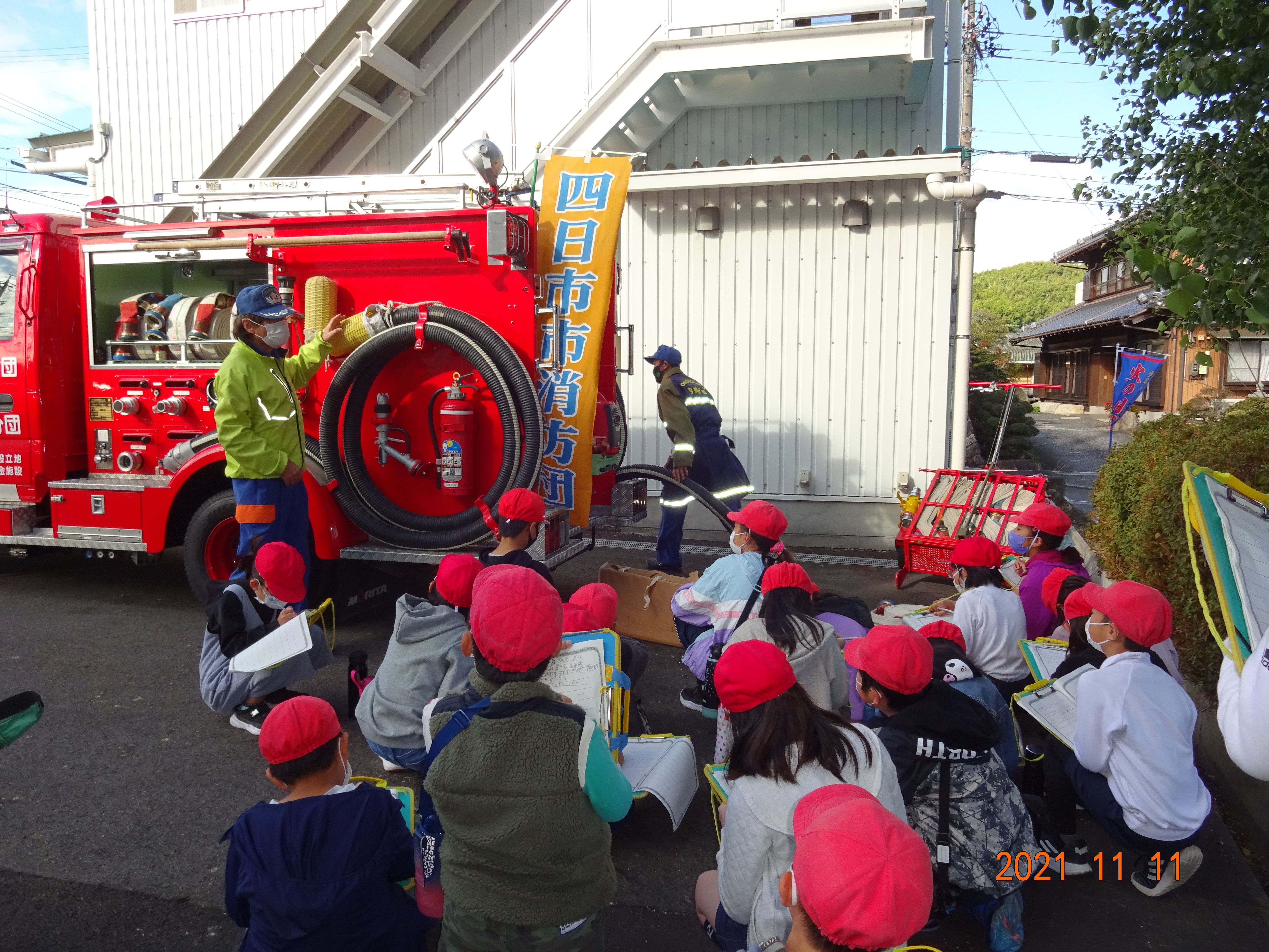 活動の説明を聞いている写真