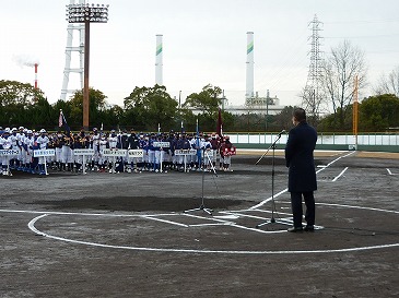 学童軟式野球大会で市長が挨拶する様子。