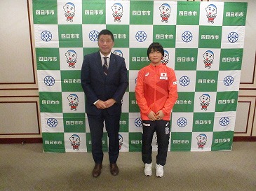 女子レスリング日本選手権優勝藤波朱理選手表敬訪問の際の記念写真。