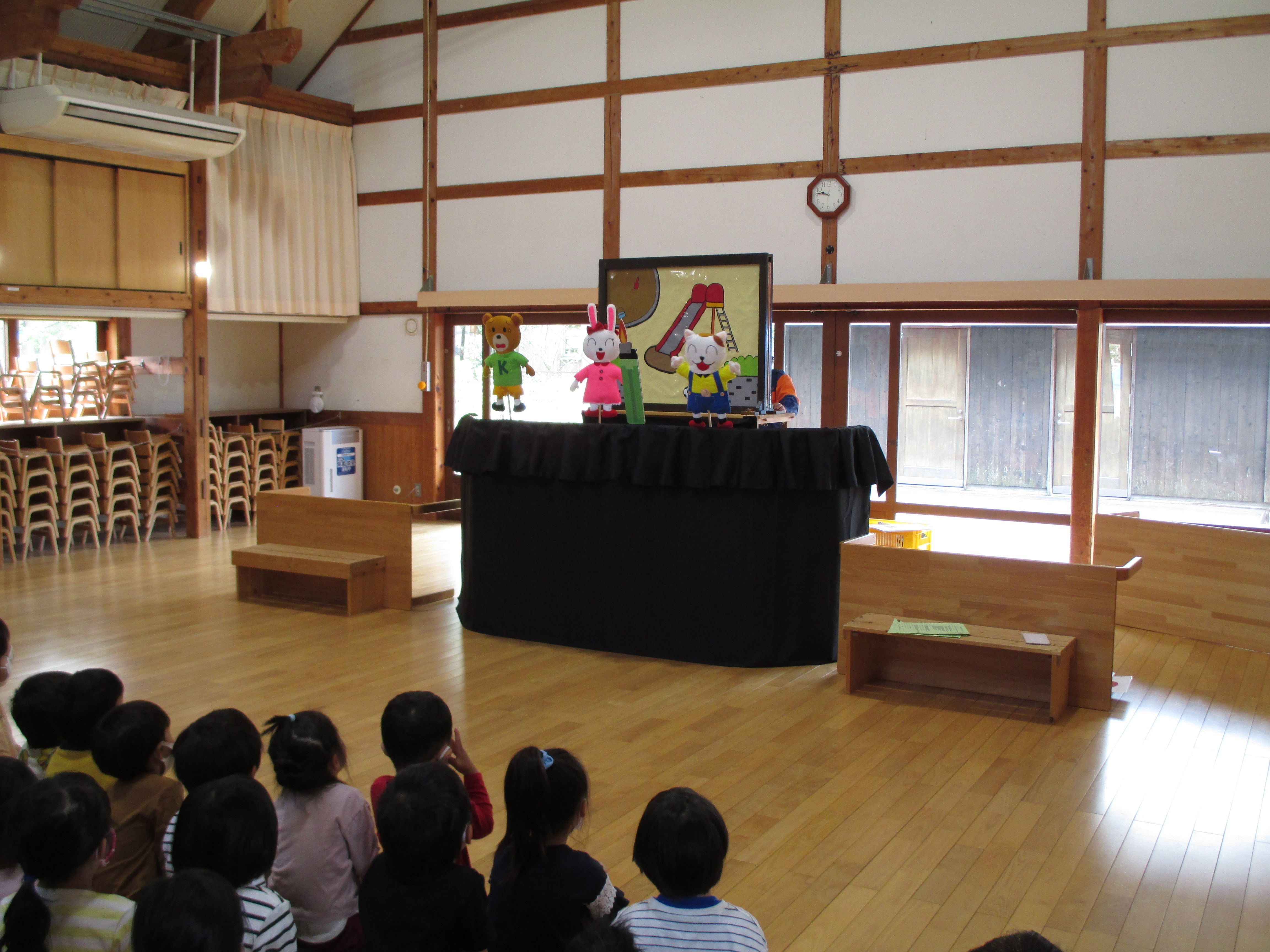 紙芝居を熱心に見るこども達１
