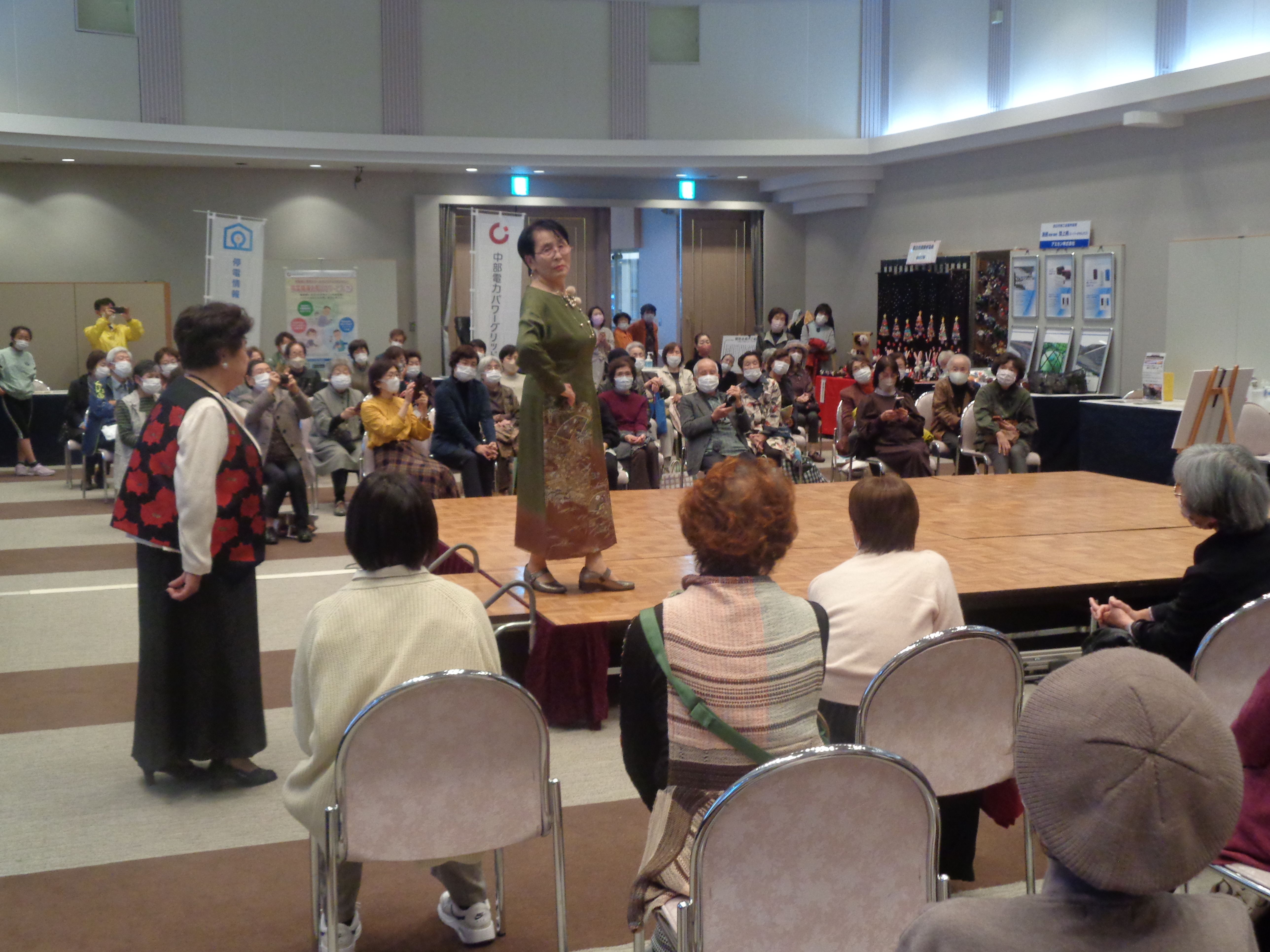 ステージで披露するモデルと周りの見学者