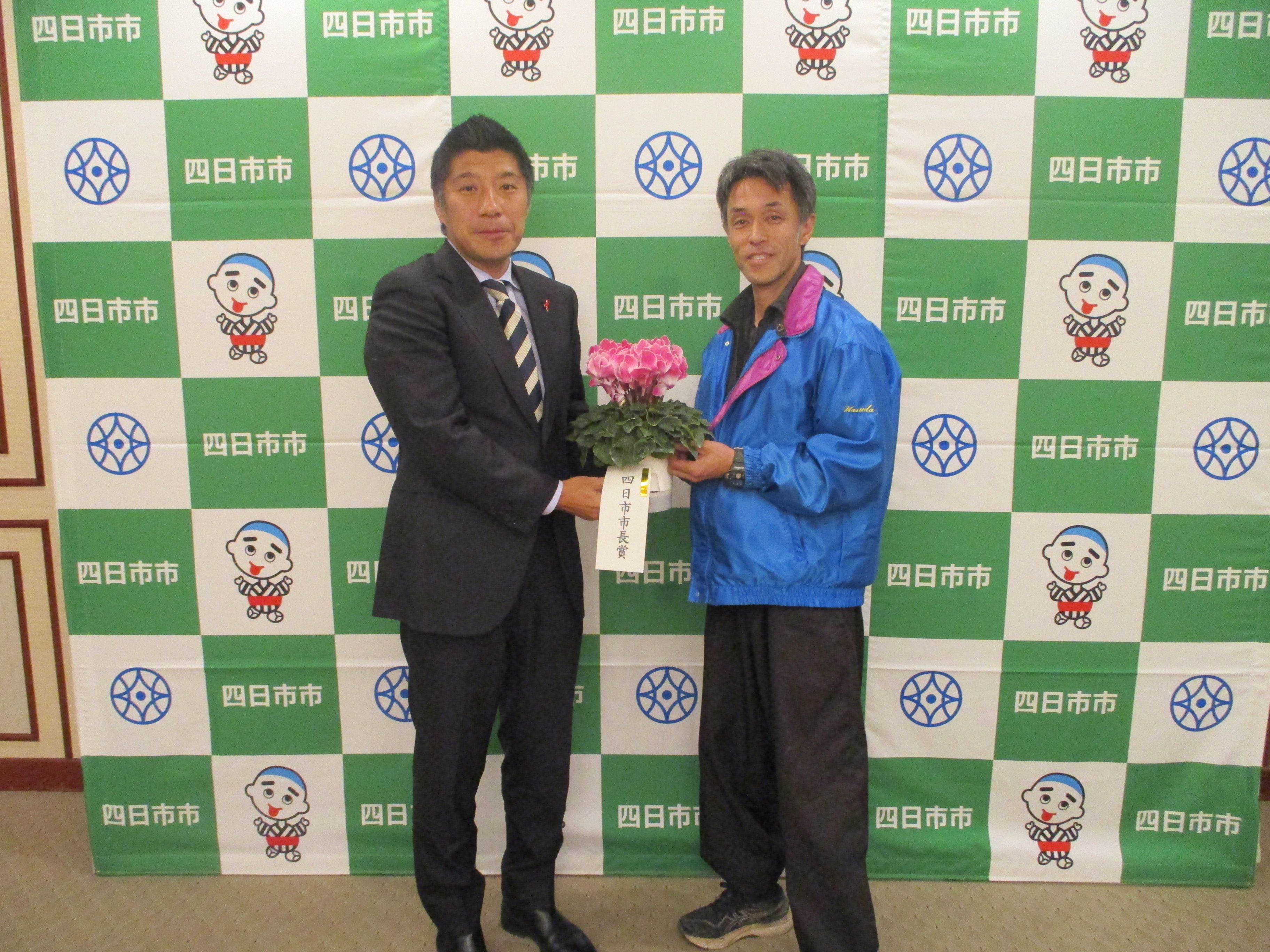 20231213 シクラメン品評会四日市市長賞受賞者表敬訪問