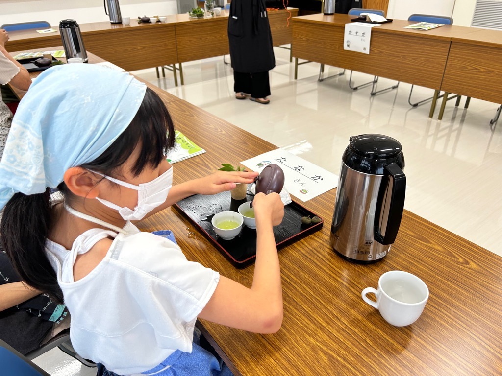 急須でお茶を入れる様子