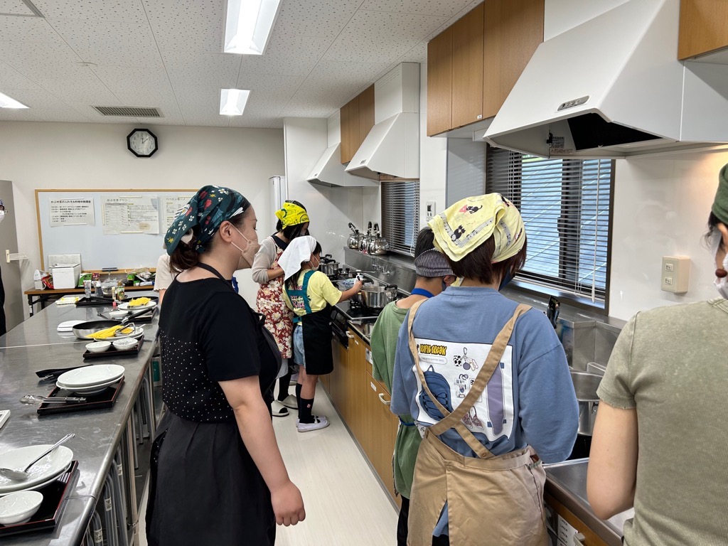 かぶせ茶を使用した料理を作る様子