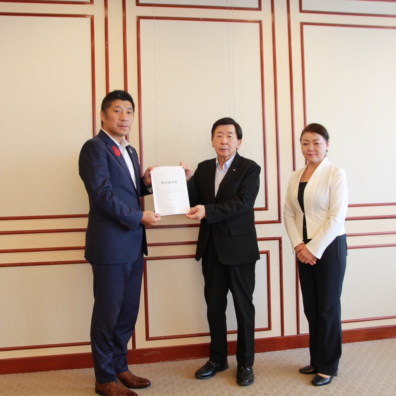 森市長へ要望書を手渡す村山議長と荒木副議長