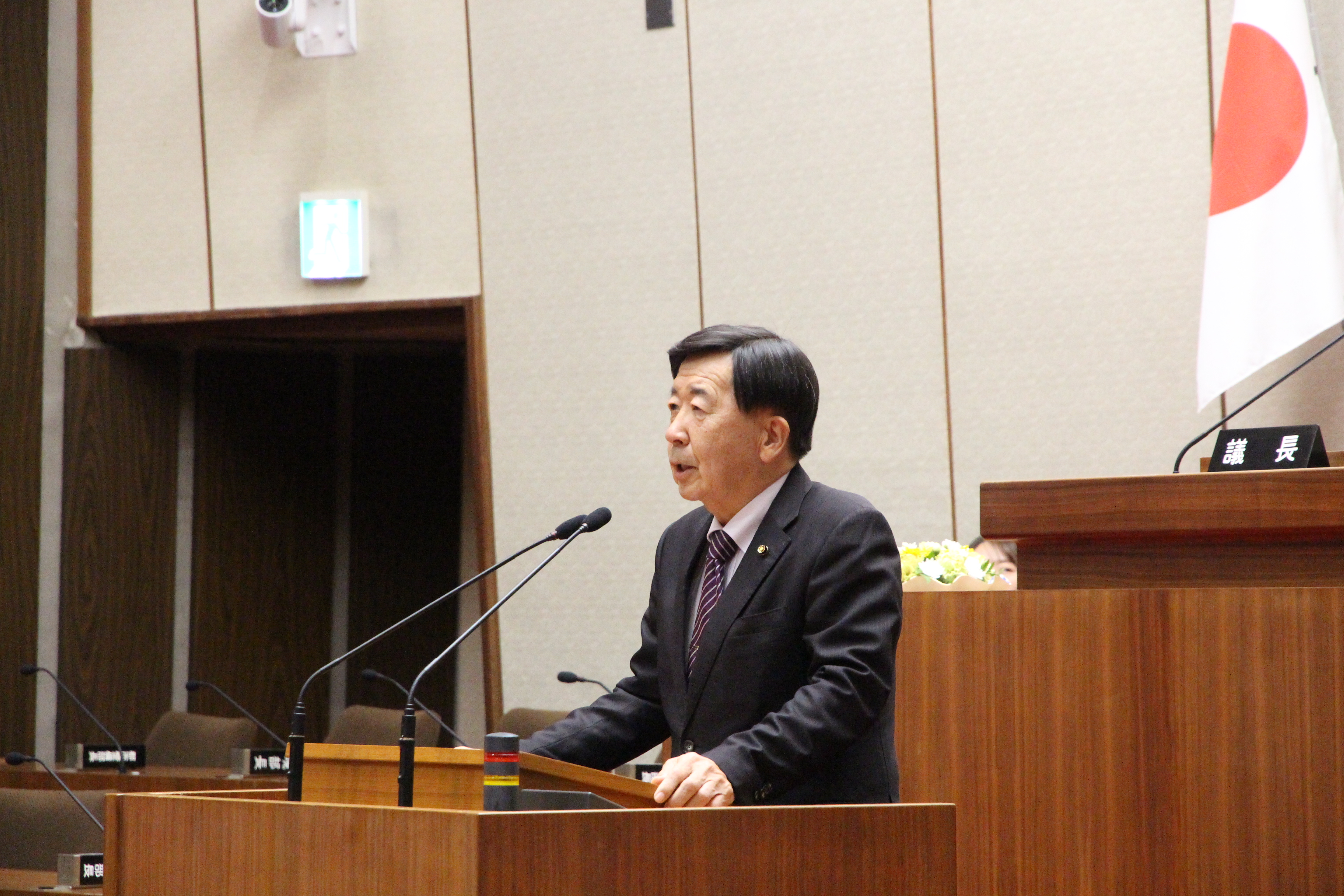 開会の挨拶をする市議会議長