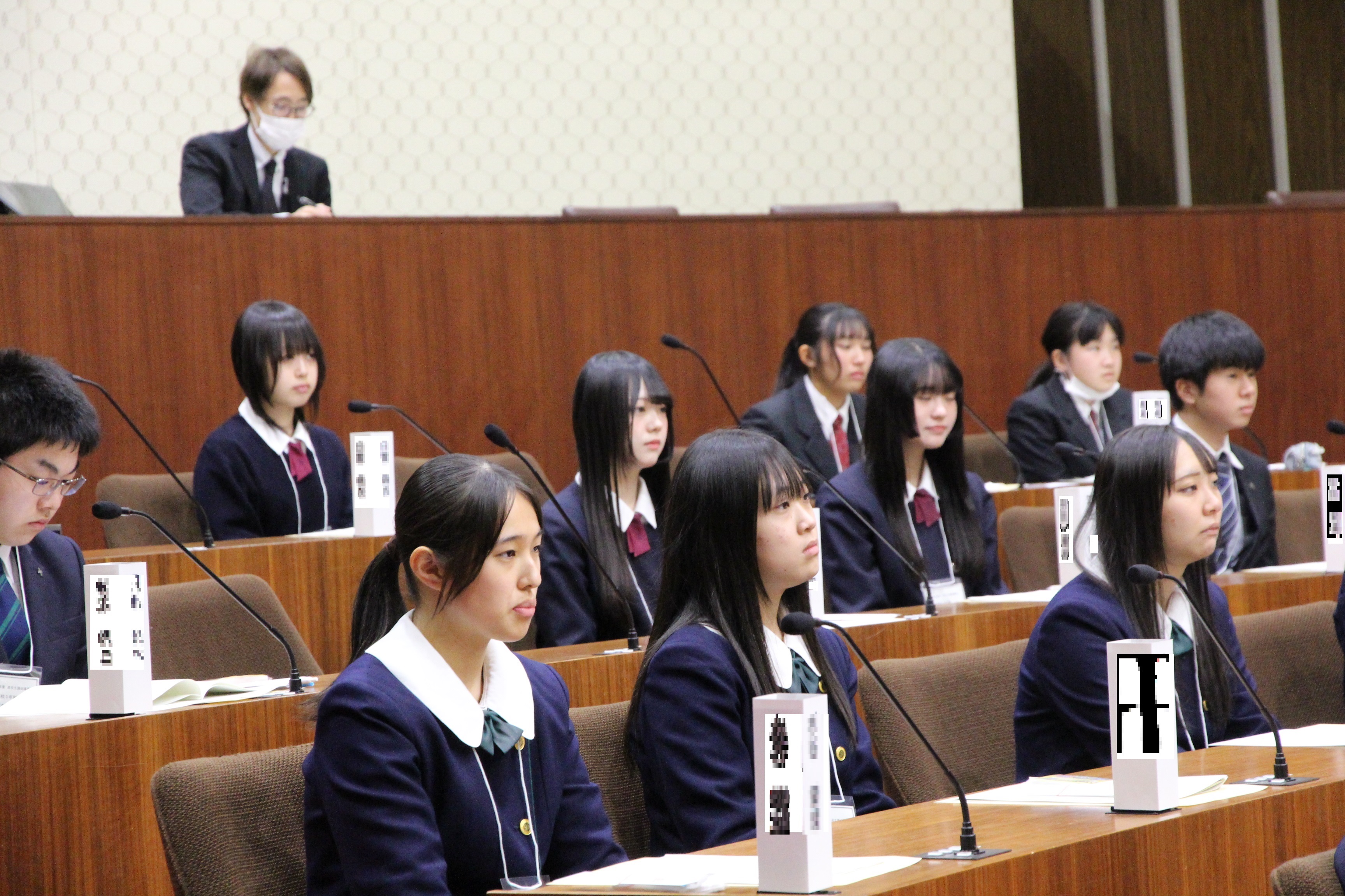 議席に座る高校生議員