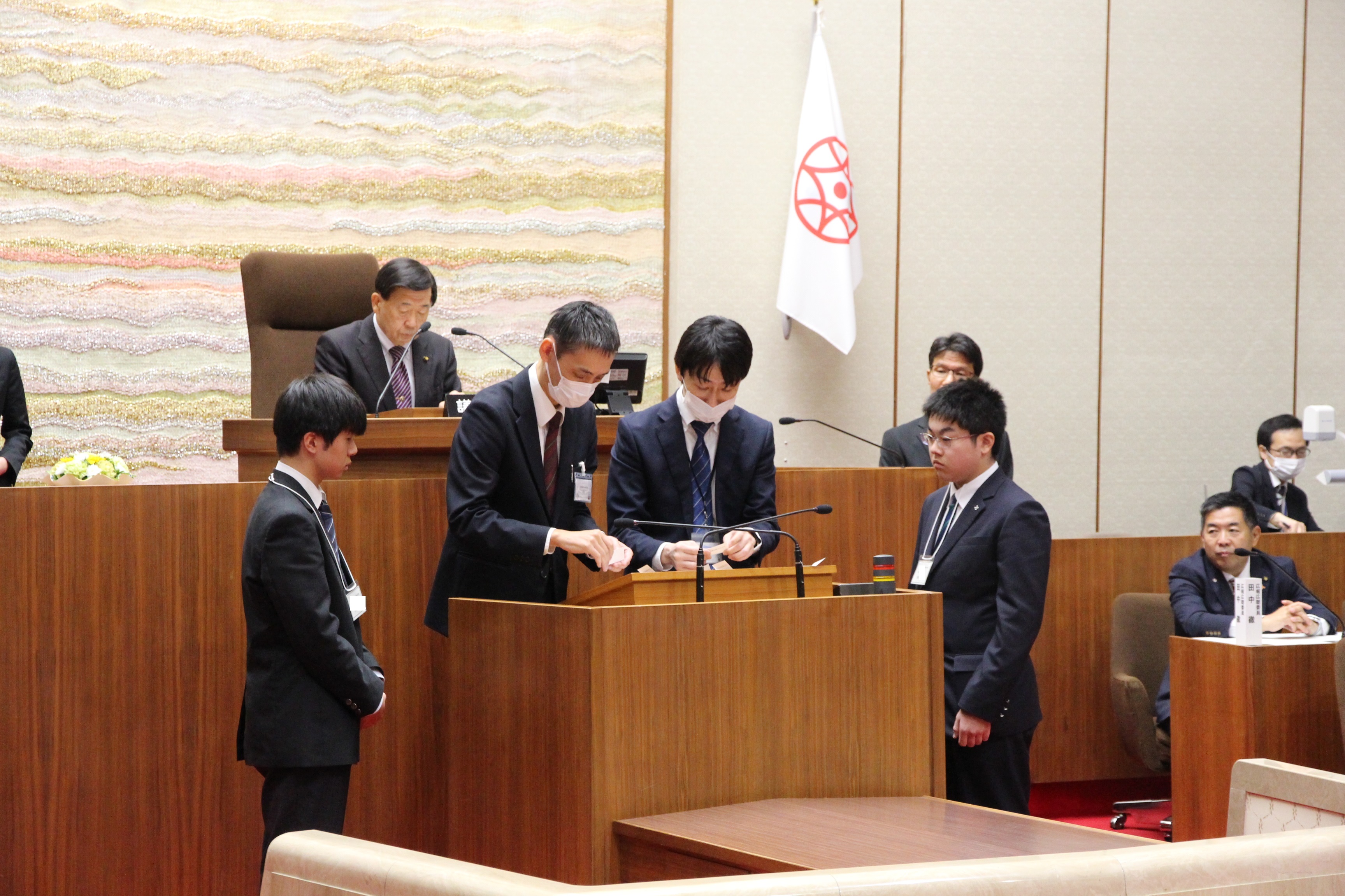開票の様子を見守る高校生議員
