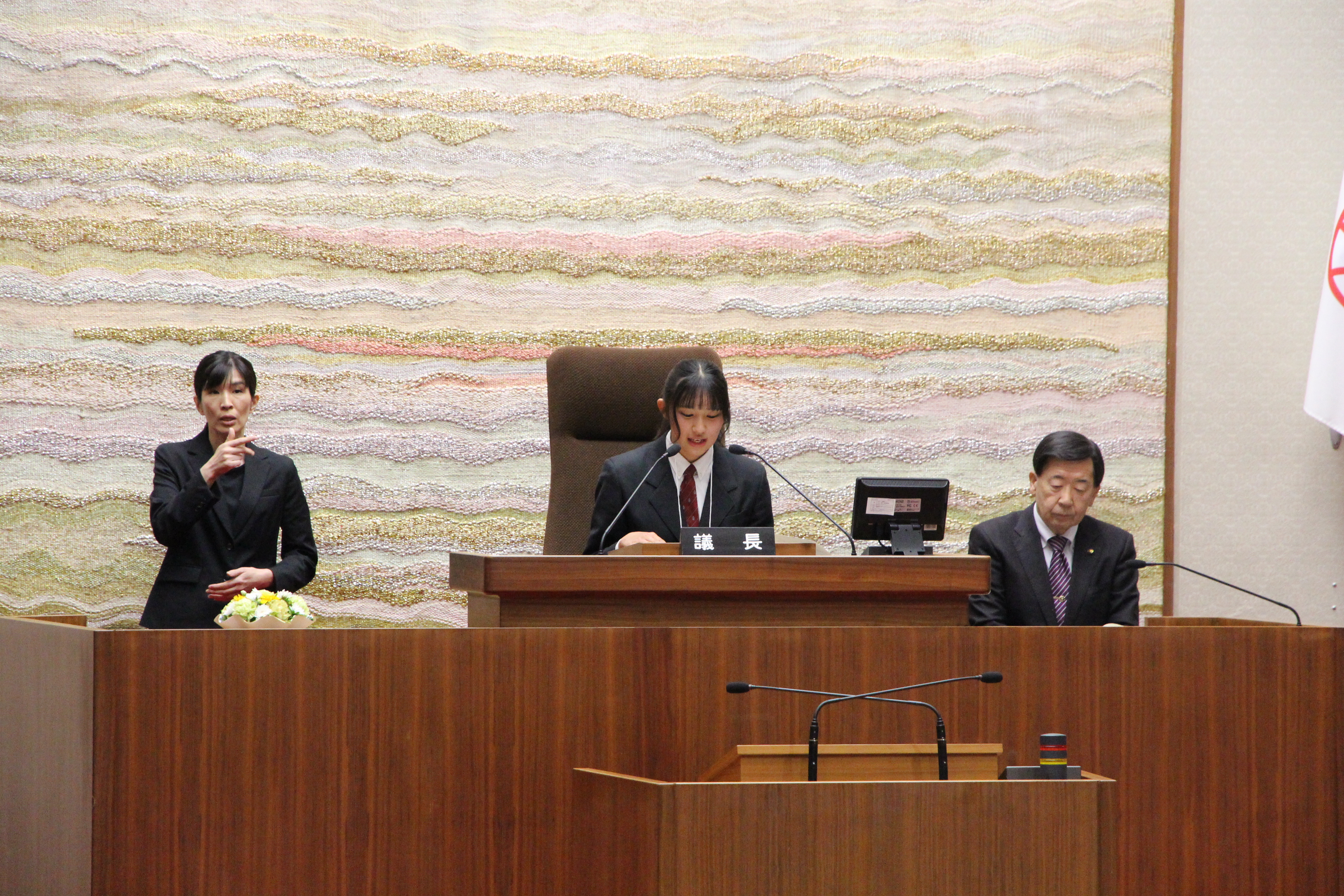 委員会付託をつげる高校生議長