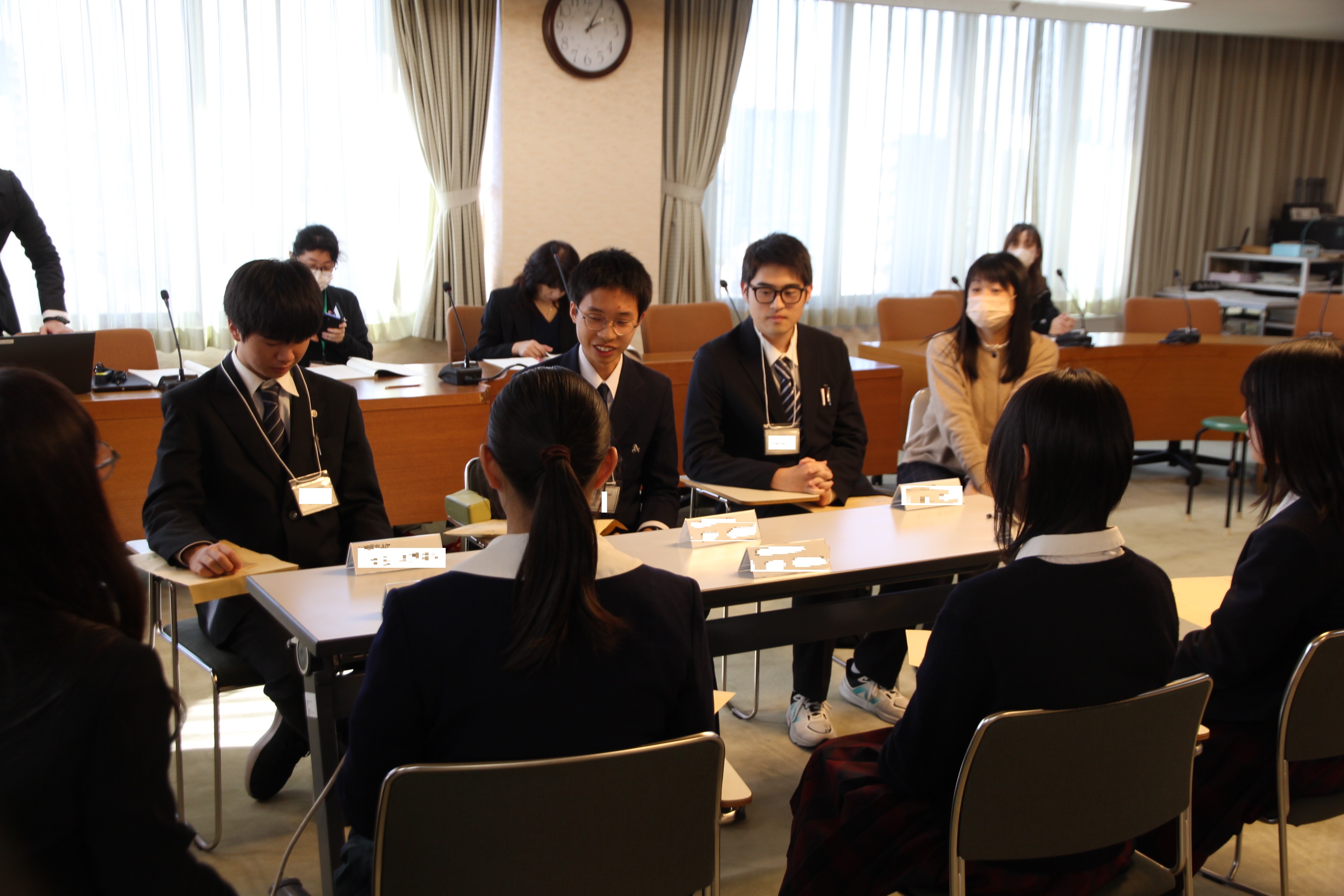 机を囲み議論をする高校生議員